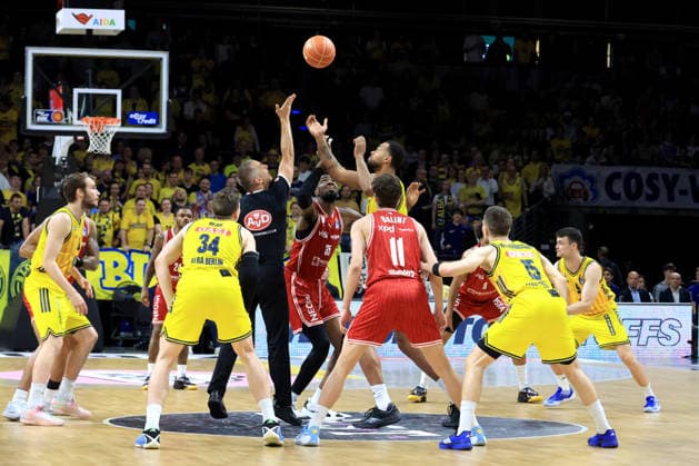 DEU, easyCredit BBL, ALBA vs Bamberg, 09 06 2026, Max Schmeling Halle, Berlin, DEU, easyCredit BBL, ALBA vs Bamberg, in the picture ALBA player, Norris Agbakoko ALBA Berlin 17 , Ejifor Onu Bamberg 35 nordphotoxGmbHx xEngler nph00076