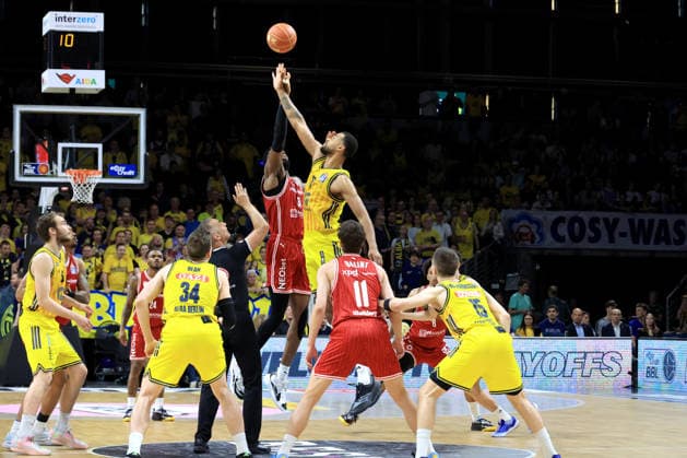 DEU, easyCredit BBL, ALBA vs Bamberg, 09 06 2026, Max Schmeling Halle, Berlin, DEU, easyCredit BBL, ALBA vs Bamberg, in the picture ALBA player, Norris Agbakoko ALBA Berlin 17 , Ejifor Onu Bamberg 35 nordphotoxGmbHx xEngler nph00076