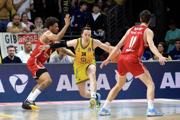 DEU, easyCredit BBL, ALBA vs Bamberg, 09 06 2026, Max Schmeling Halle, Berlin, DEU, easyCredit BBL, ALBA vs Bamberg, in the picture Justin Bean ALBA Berlin 34 , Demarcus Demonia Bamberg 8 , Richard Balint Bamberg 11 nordphotoxGmbHx xEngler nph00076