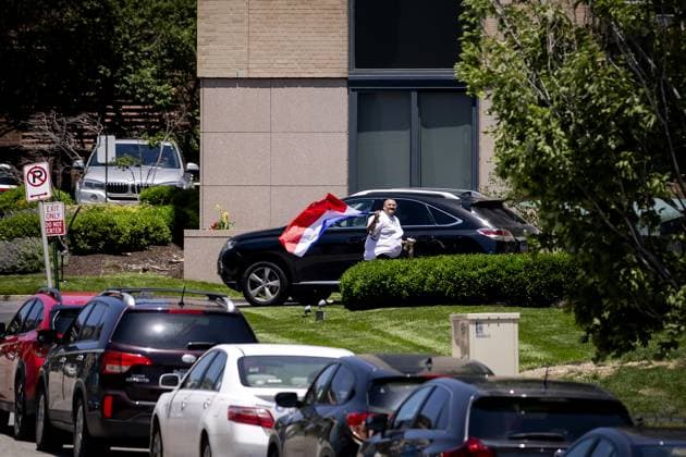 KANSAS - A fan with a Dutch flag upon the arrival of the team buses at the Cascade Hotel on June 9, 2026, in Kansas City. The Dutch national team, Nationalteam is preparing for the 2026 World Cup. ROBIN VAN LONKHUIJSEN ANP xVIxANPxSportx xxANPxIVx 560591338 originalFilename: 560591338.jpg