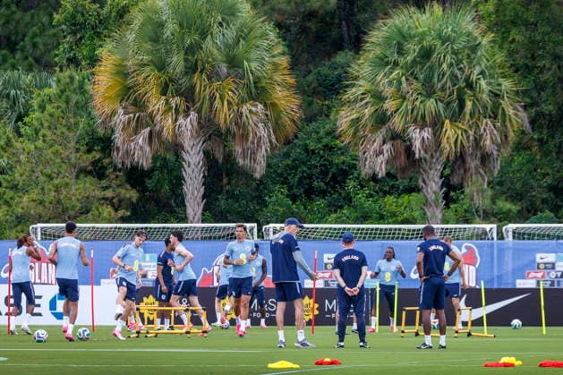 FIFA World Cup, WM, Weltmeisterschaft, Fussball 2026 preparations - England training session England s head coach Thomas Tuchel (C) leads a training session in Palm Beach Gardens, Florida, USA, 09 June 2026. England are drawn in Group L of the upcoming FIFA World Cup 2026 starting on 11 June 2026 and running until 19 July 2026. PALM BEACH GARDENS FLORIDA United States  Copyright: xCRISTOBALxHERRERA-ULASHKEVICHx