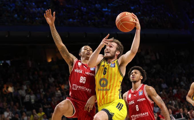 Austin Crowley, Malte Delow on the ball duel Game scene Action Sport Basketball BBL Bundesliga Mens Play Off Semi-Final 5 Game Season 2025 2026 09 06 2026 ALBA Berlin vs BMA365 Bamberg Baskets