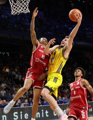 Austin Crowley, Malte Delow on the ball duel Game scene Action Sport Basketball BBL Bundesliga Mens Play Off Semi-Final 5 Game Season 2025 2026 09 06 2026 ALBA Berlin vs BMA365 Bamberg Baskets