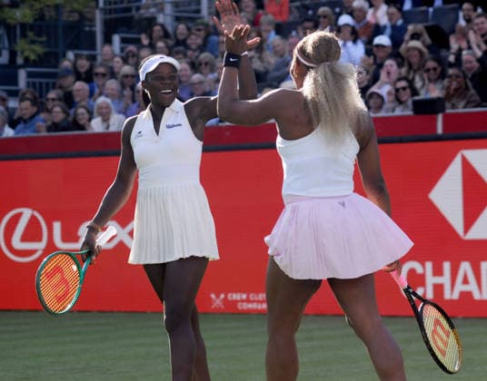 Tennis - HSBC Queen™s Club Championships - Women™s WTA, Tennis Damen 500 Tournament - Queen™s Club, London - Tuesday 9th June 2026 Women™s Doubles, First Round; Andy Murray Arena: Victoria Mboko (CAN) & Serena Williams (USA) vs. Nicole Melichar-Martinez (USA) & Erin Routliffe (NZL) Victoria Mboko (CAN) & Serena Williams (USA) celebrate winning the first set COLORSPORT ANDREW COWIE 