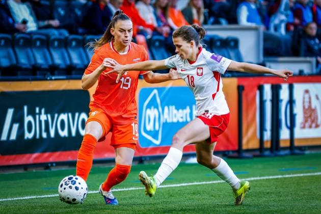 ALMELO , 09-06-2026 , Stadium Asito , season 2025 2026 , UEFA worldcup qualification football , match between The Netherlands and Poland (women) , picture shows Netherlands player Romee Leuchter and Poland player Nadia Krezyman Netherlands - Poland (women)  x204269995x Copyright: