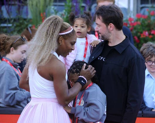 Tennis - HSBC Queen™s Club Championships - Women™s WTA, Tennis Damen 500 Tournament - Queen™s Club, London - Tuesday 9th June 2026 Women™s Doubles, First Round; Andy Murray Arena: Victoria Mboko (CAN) & Serena Williams (USA) vs. Nicole Melichar-Martinez (USA) & Erin Routliffe (NZL) Big hugs from Serena Williams for her husband, Reddit with their 2 children, Alexis and Adira COLORSPORT ANDREW COWIE 