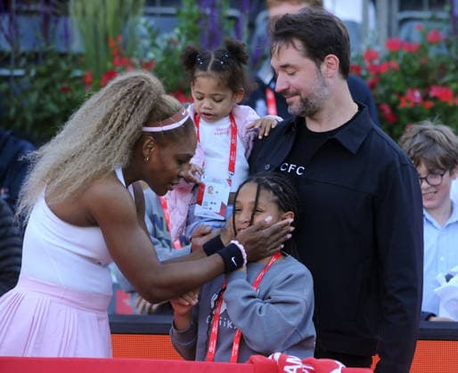 Tennis - HSBC Queen™s Club Championships - Women™s WTA, Tennis Damen 500 Tournament - Queen™s Club, London - Tuesday 9th June 2026 Women™s Doubles, First Round; Andy Murray Arena: Victoria Mboko (CAN) & Serena Williams (USA) vs. Nicole Melichar-Martinez (USA) & Erin Routliffe (NZL) Big hugs from Serena Williams for her husband, Reddit with their 2 children, Alexis and Adira COLORSPORT ANDREW COWIE 