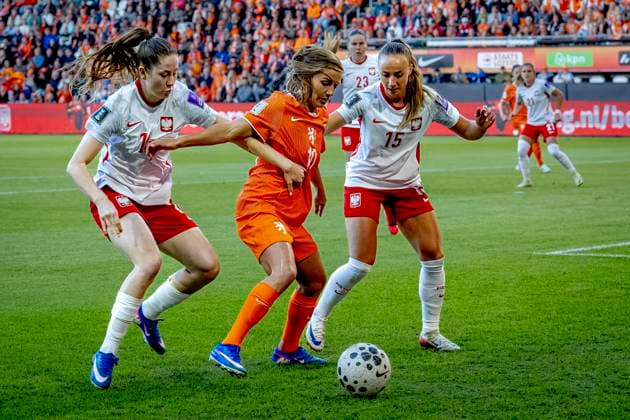 ALMELO Netherlands player Danielle van de Donk, Poland player Milena Kokosz during the World Cup Qualifiers at Asito Stadium on June 9, 2026 in Almelo, the Netherlands Photo by DeFodi Images