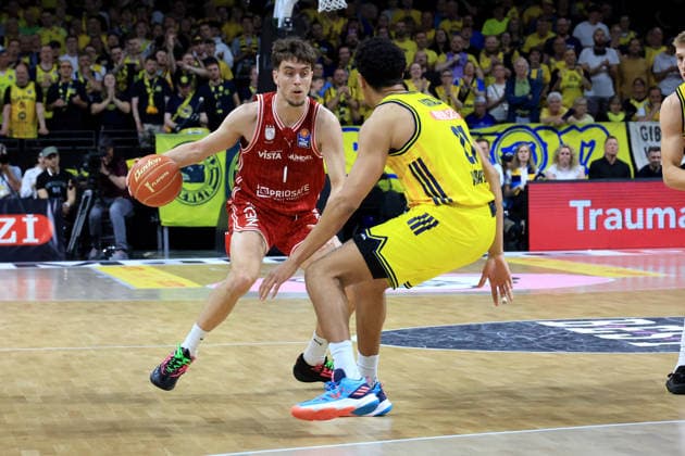 DEU, easyCredit BBL, ALBA vs Bamberg, 09 06 2026, Max Schmeling Halle, Berlin, DEU, easyCredit BBL, ALBA vs Bamberg, in the picture Michael Rataj ALBA Berlin 21 , Zachary Ensminger Bamberg 1 nordphotoxGmbHx xEngler nph00076