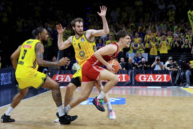 DEU, easyCredit BBL, ALBA vs Bamberg, 09 06 2026, Max Schmeling Halle, Berlin, DEU, easyCredit BBL, ALBA vs Bamberg, pictured J Wan Roberts ALBA Berlin 13 , MALTE DELOW ALBA Berlin 6 , Zachary Ensminger Bamberg 1 nordphotoxGmbHx xEngler nph00076