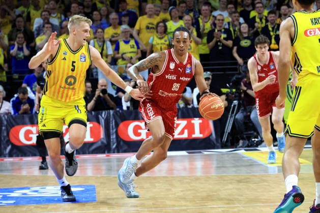 DEU, easyCredit BBL, ALBA vs Bamberg, 09 06 2026, Max Schmeling Halle, Berlin, DEU, easyCredit BBL, ALBA vs Bamberg, pictured Sam Griesel ALBA Berlin 5 , Austin Crowley Bamberg 85 nordphotoxGmbHx xEngler nph00076