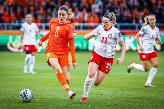 ALMELO , 09-06-2026 , Stadium Asito , season 2025 2026 , UEFA worldcup qualification football , match between The Netherlands and Poland (women) , picture shows Netherlands player Wieke Kaptein and Poland player Adriana Achcinska Netherlands - Poland (women)  x204270022x Copyright: