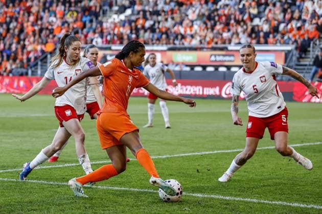 ALMELO - (lr) Jagoda Cyraniak of Poland, Esmee Brugts of The Netherlands, Oliwia WoÅ› of Poland during the World Cup qualifying match between the Netherlands (women) and Poland (women) at Erve Asito Stadium on June 9, 2026 in Almelo, the Netherlands. VINCENT JANNINK ANP FIFA Women s World Cup 2027 Qualifier 2026 xVIxANPxSportx xxANPxIVx 560592358 originalFilename: 560592358.jpg