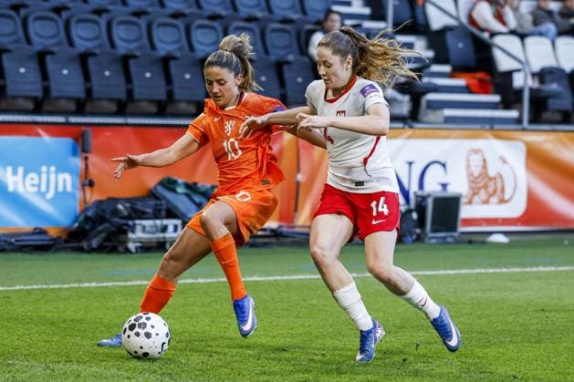 ALMELO - (lr) DaniÃ«lle van de Donk of The Netherlands, Jagoda Cyraniak of Poland during the World Cup qualifying match between the Netherlands (women) and Poland (women) at Erve Asito Stadium on June 9, 2026 in Almelo, the Netherlands. VINCENT JANNINK ANP FIFA Women s World Cup 2027 Qualifier 2026 xVIxANPxSportx xxANPxIVx 560592659 originalFilename: 560592659.jpg