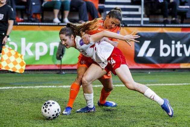 ALMELO - (lr) Jagoda Cyraniak of Poland, DaniÃ«lle van de Donk of The Netherlands during the World Cup qualifying match between the Netherlands (women) and Poland (women) at Erve Asito Stadium on June 9, 2026 in Almelo, the Netherlands. VINCENT JANNINK ANP FIFA Women s World Cup 2027 Qualifier 2026 xVIxANPxSportx xxANPxIVx 560592708 originalFilename: 560592708.jpg