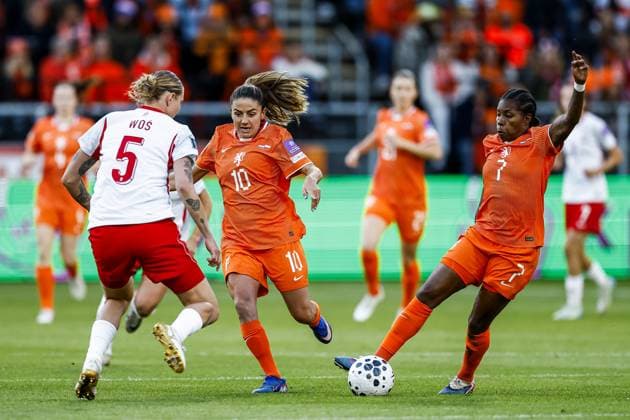 ALMELO - (lr) Oliwia WoÅ› of Poland, DaniÃ«lle van de Donk of The Netherlands, Lineth Beerensteyn of The Netherlands during the World Cup qualifying match between the Netherlands (women) and Poland (women) at Erve Asito Stadium on June 9, 2026 in Almelo, the Netherlands. VINCENT JANNINK ANP FIFA Women s World Cup 2027 Qualifier 2026 xVIxANPxSportx xxANPxIVx 560592748 originalFilename: 560592748.jpg