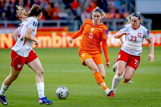 ALMELO Netherlands player Wieke Kaptein, Poland player Adriana Achcinska during the World Cup Qualifiers at Asito Stadium on June 9, 2026 in Almelo, the Netherlands Photo by DeFodi Images
