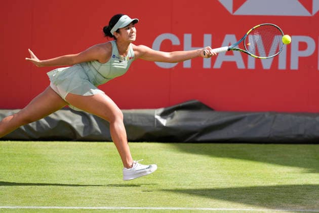 HSBC Championships - Day Two Alexandra Eala of the Philippines competes during her Round of 32 singles match at the HSBC Championships 2026 Women s tennis tournament at The Queen s Club in London, England, on June 9, 2026. London United Kingdom  Copyright: xOwenxHammondx originalFilename:hammond-thehsbcc260609_npv2D.jpg