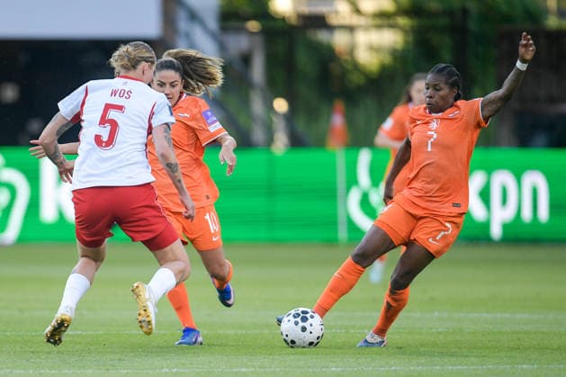 2026-06-09 The Netherlands v Poland - Women s World Cup Qualifier ALMELO, NETHERLANDS - JUNE 9: Oliwia Wos of Poland, Danielle van de Donk of Netherlands, Lineth Beerensteyn of Netherlands during the Women s World Cup Qualifier match between The Netherlands and Poland at Asito Stadion on June 9, 2026 in Almelo, Netherlands. Almelo Asito Stadion Netherlands Content not available for redistribution in The Netherlands directly or indirectly through any third parties. Copyright: xDennisxBresserx