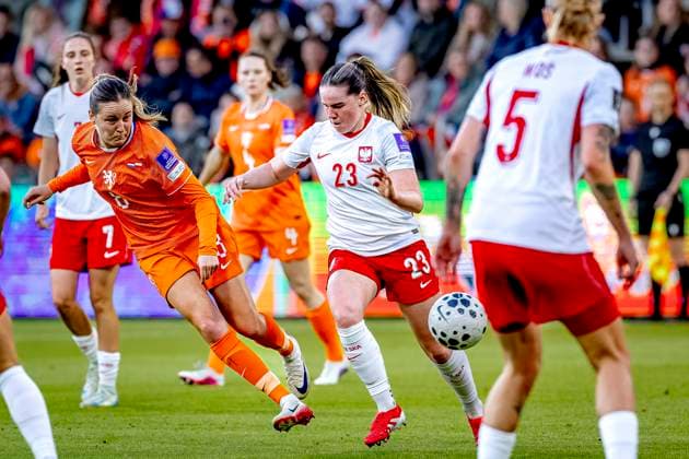 ALMELO Netherlands player Wieke Kaptein, Poland player Adriana Achcinska during the World Cup Qualifiers at Asito Stadium on June 9, 2026 in Almelo, the Netherlands Photo by DeFodi Images
