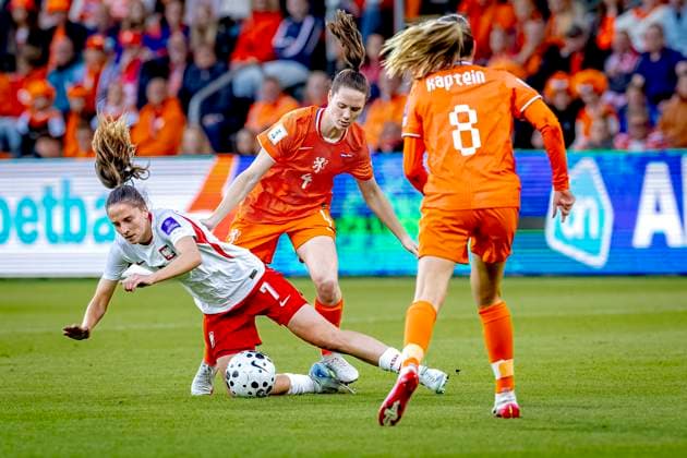 ALMELO Poland player Patrycja Sarepata, Netherlands player Veerle Buurman during the World Cup Qualifiers at Asito Stadium on June 9, 2026 in Almelo, the Netherlands Photo by DeFodi Images