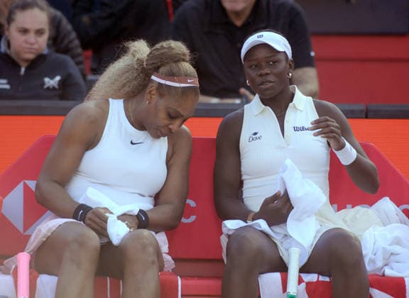 Tennis - HSBC Queen™s Club Championships - Women™s WTA, Tennis Damen 500 Tournament - Queen™s Club, London - Tuesday 9th June 2026 Women™s Doubles, First Round; Andy Murray Arena: Victoria Mboko (CAN) & Serena Williams (USA) vs. Nicole Melichar-Martinez (USA) & Erin Routliffe (NZL) Serena Williams and Victoria Mboko talk between change overs COLORSPORT ANDREW COWIE 