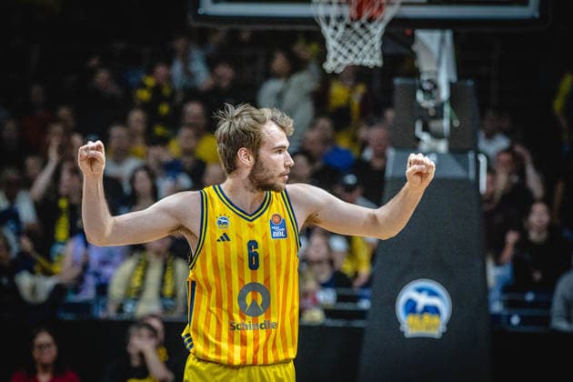 Basketball Berlin 019 06 2026 Season 2025 2026 EasyCredit BBL 1 Bundesliga Men, Men Playoffs Semifinal Game 5 Alba Berlin BMA365 Bamberg Baskets Malte Delow Alba Berlin, No 06 Cheers