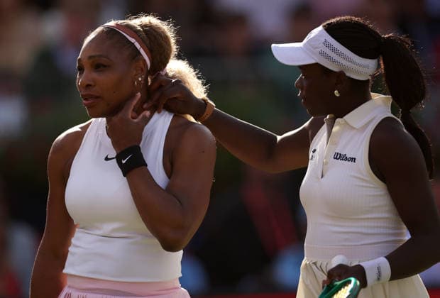 Victoria Mboko of Canada touches the tape on the neck of Serena Williams HSBC Queen s Club Championships, Day Four, Tennis, Queen s Club, West Kensington, London, UK - 09 Jun 2026London Queen s Club United Kingdom  Copyright: xEllaxLing Shutterstockx 16917190bu