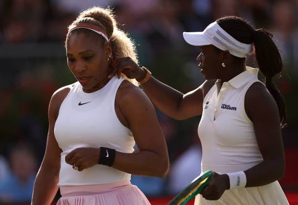 Victoria Mboko of Canada touches the tape on the neck of Serena Williams HSBC Queen s Club Championships, Day Four, Tennis, Queen s Club, West Kensington, London, UK - 09 Jun 2026London Queen s Club United Kingdom  Copyright: xEllaxLing Shutterstockx 16917190bv