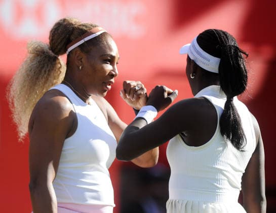 Tennis - HSBC Queen™s Club Championships - Women™s WTA, Tennis Damen 500 Tournament - Queen™s Club, London - Tuesday 9th June 2026 Women™s Doubles, First Round; Andy Murray Arena: Victoria Mboko (CAN) & Serena Williams (USA) vs. Nicole Melichar-Martinez (USA) & Erin Routliffe (NZL) Serena Williams and Victoria Mboko talk between change overs COLORSPORT ANDREW COWIE 