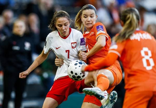 ALMELO - (lr) Patrycja Sarapata of Poland, Damaris Egurrola of The Netherlands during the World Cup qualifying match between the Netherlands (women) and Poland (women) at Erve Asito Stadium on June 9, 2026 in Almelo, the Netherlands. VINCENT JANNINK ANP FIFA Women s World Cup 2027 Qualifier 2026 xVIxANPxSportx xxANPxIVx 560593410 originalFilename: 560593410.jpg