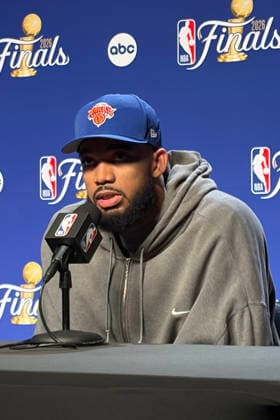 New York Knicks player Karl-Anthony Towns speaks during a press conference, PK, Pressekonferenz in New York, USA, 9 June 2026. Towns said that his presence in the NBA, Basketball Herren, USA Finals is a monumental moment for the Dominican Republic and that being able to represent the Caribbean nation on a stage like that means everything. It means a lot to have my mother’s country behind me. To have another moment where the Dominican Republic is represented in the NBA Finals is a true honor. To be able to proudly represent my flag means everything. Karl-Anthony Towns: This is a monumental moment for the Dominican Republic—it s an honor !ACHTUNG: NUR REDAKTIONELLE NUTZUNG!  Copyright: xJanxTéllezxAsensiox AME067 20260609-55020547098_1