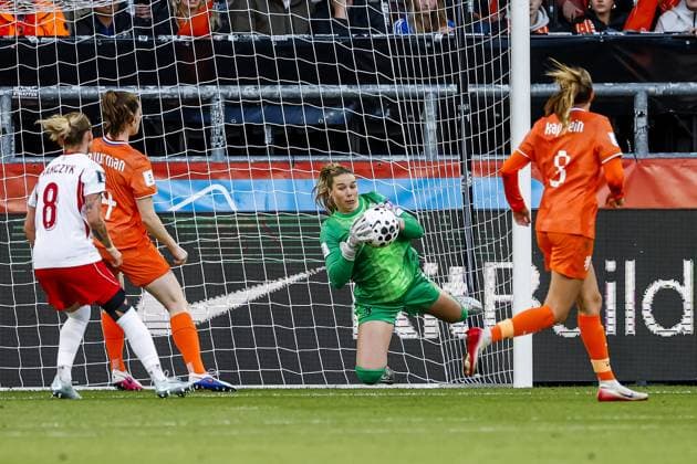ALMELO - Save by Netherlands goalkeeper Lize Kop during the World Cup qualifying match between the Netherlands (women) and Poland (women) at Erve Asito Stadium on June 9, 2026 in Almelo, the Netherlands. VINCENT JANNINK ANP FIFA Women s World Cup 2027 Qualifier 2026 xVIxANPxSportx xxANPxIVx 560593741 originalFilename: 560593741.jpg