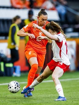 ALMELO - (lr) RomÃ e Leuchter of The Netherlands, Jagoda Cyraniak of Poland during the World Cup qualifying match between the Netherlands (women) and Poland (women) at Erve Asito Stadium on June 9, 2026 in Almelo, the Netherlands. VINCENT JANNINK ANP FIFA Women s World Cup 2027 Qualifier 2026 xVIxANPxSportx xxANPxIVx 560593848 originalFilename: 560593848.jpg