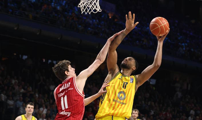 Richard Balint, J Wan Roberts on the ball duel Game scene Action Sport Basketball BBL Bundesliga Mens Play Off Semi-Final 5 Game Season 2025 2026 09 06 2026 ALBA Berlin vs BMA365 Bamberg Baskets