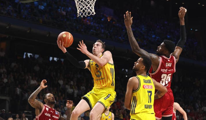 Cobe Williams, Justin Bean on the ball, Norris Agbakoko, Ejiofor Onu duel Game scene Action Sport Basketball BBL Bundesliga Mens Play Off Semi-Final 5 Game Season 2025 2026 09 06 2026 ALBA Berlin vs BMA365 Bamberg Baskets