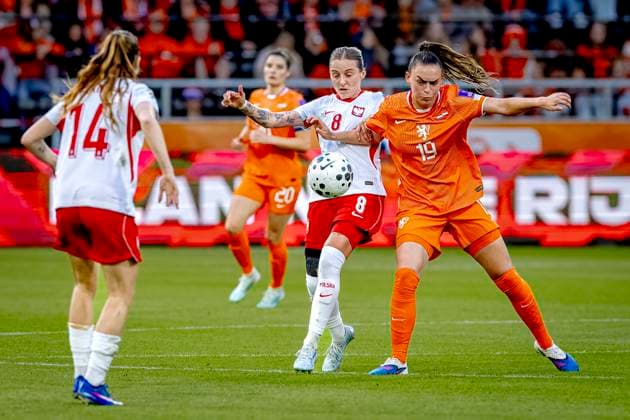 ALMELO Poland player Ewelina Kamczyk, Netherlands player Romee Leuchter during the World Cup Qualifiers at Asito Stadium on June 9, 2026 in Almelo, Netherlands Photo by DeFodi Images