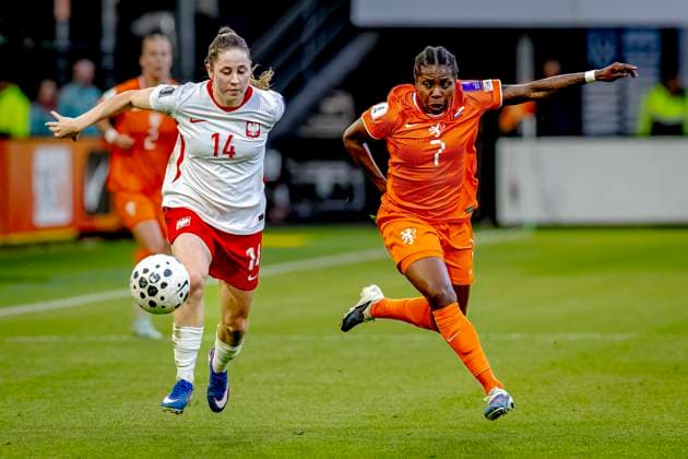 ALMELO Poland player Jagoda Cyraniak, Netherlands player Lineth Beerensteyn during the World Cup Qualifiers at Asito Stadium on June 9, 2026 in Almelo, Netherlands Photo by DeFodi Images