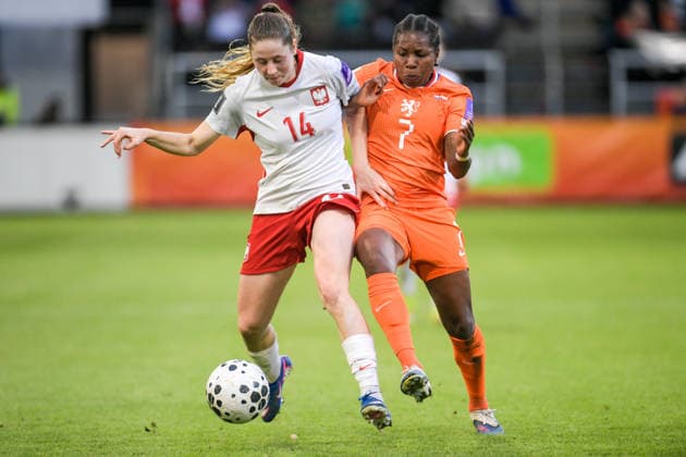 2026-06-09 The Netherlands v Poland - Women s World Cup Qualifier ALMELO, NETHERLANDS - JUNE 9: Jagoda Cyraniak of Poland, Lineth Beerensteyn of Netherlands during the Women s World Cup Qualifier match between The Netherlands and Poland at Asito Stadion on June 9, 2026 in Almelo, Netherlands. Almelo Asito Stadion Netherlands Content not available for redistribution in The Netherlands directly or indirectly through any third parties. Copyright: xDennisxBresserx