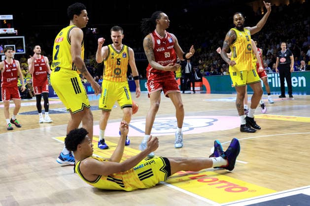 DEU, easyCredit BBL, ALBA vs Bamberg, 09 06 2026, Max Schmeling Halle, Berlin, DEU, easyCredit BBL, ALBA vs Bamberg, in the picture ALBA players circle, Austin Crowley Bamberg 85 nordphotoxGmbHx xEngler nph00076