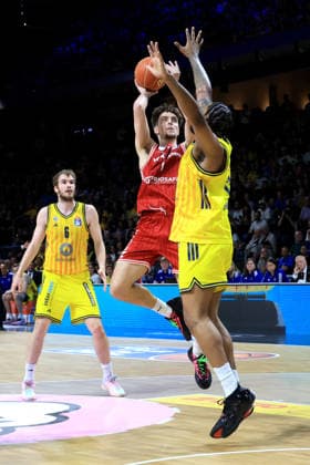 DEU, easyCredit BBL, ALBA vs Bamberg, 09 06 2026, Max Schmeling Halle, Berlin, DEU, easyCredit BBL, ALBA vs Bamberg, pictured J Wan Roberts ALBA Berlin 13 , Zachary Ensminger Bamberg 1 nordphotoxGmbHx xEngler nph00076