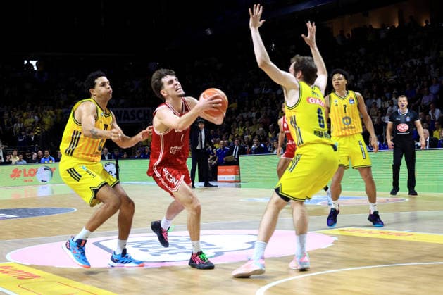 DEU, easyCredit BBL, ALBA vs Bamberg, 09 06 2026, Max Schmeling Halle, Berlin, DEU, easyCredit BBL, ALBA vs Bamberg, pictured Michael Rataj ALBA Berlin 21 , MALTE DELOW ALBA Berlin 6 Zachary Ensminger Bamberg 1 nordphotoxGmbHx xEngler nph00076
