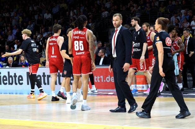 DEU, easyCredit BBL, ALBA vs. Bamberg, 09.06.2026, Max-Schmeling-Halle, Berlin, DEU, easyCredit BBL, ALBA vs. Bamberg, im Bild Head Coach Anton Gavel (Bamberg), Bamberger-Spielerkreis *** DEU, easyCredit BBL, ALBA vs Bamberg, 09 06 2026, Max Schmeling Halle, Berlin, DEU, easyCredit BBL, ALBA vs Bamberg, in the picture Head Coach Anton Gavel Bamberg , Bamberg players circle nordphotoxGmbHx xEngler nph00076