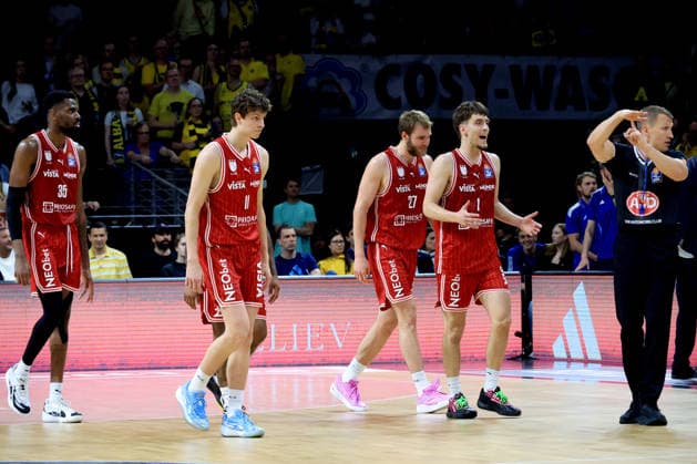 DEU, easyCredit BBL, ALBA vs Bamberg, 09 06 2026, Max Schmeling Halle, Berlin, DEU, easyCredit BBL, ALBA vs Bamberg, in the picture Bamberg players circle nordphotoxGmbHx xEngler nph00076