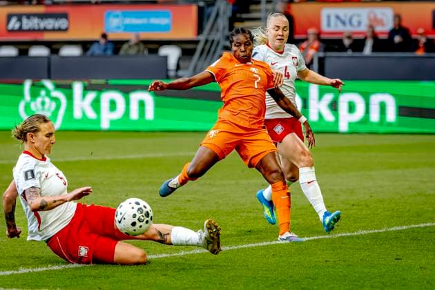 ALMELO p , Netherlands player Lineth Beerensteyn, Poland player Pauline Dudek during the World Cup Qualifiers at Asito Stadium on June 9, 2026 in Almelo, Netherlands Photo by DeFodi Images