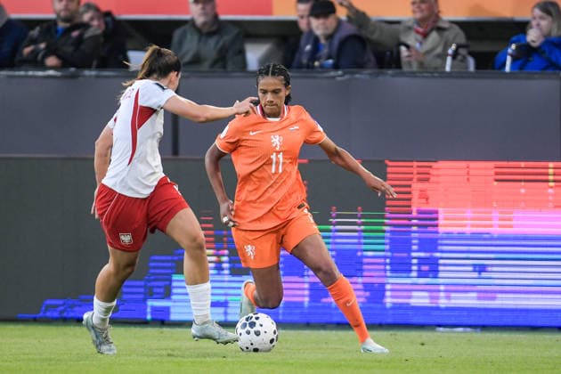 2026-06-09 The Netherlands v Poland - Women s World Cup Qualifier ALMELO, NETHERLANDS - JUNE 9: Wiktoria Zieniewicz of Poland, Esmee Brugts of Netherlands during the Women s World Cup Qualifier match between The Netherlands and Poland at Asito Stadion on June 9, 2026 in Almelo, Netherlands. Almelo Asito Stadion Netherlands Content not available for redistribution in The Netherlands directly or indirectly through any third parties. Copyright: xDennisxBresserx