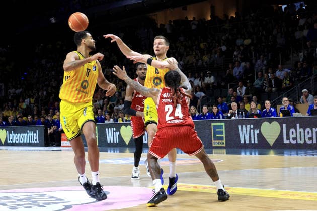 DEU, easyCredit BBL, ALBA vs Bamberg, 09 06 2026, Max Schmeling Halle, Berlin, DEU, easyCredit BBL, ALBA vs Bamberg, in the picture Martin Hermannsson ALBA Berlin 15 , Norris Agbakoko ALBA Berlin 17 , Cobe Williams Bamberg 24 nordphotoxGmbHx xEngler nph00076