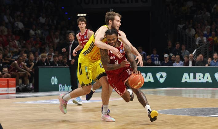 Malte Delow, Cobe Williams on the ball duel Game scene Action Sport Basketball BBL Bundesliga Mens Play Off Semi-Final 5 Game Season 2025 2026 09 06 2026 ALBA Berlin vs BMA365 Bamberg Baskets