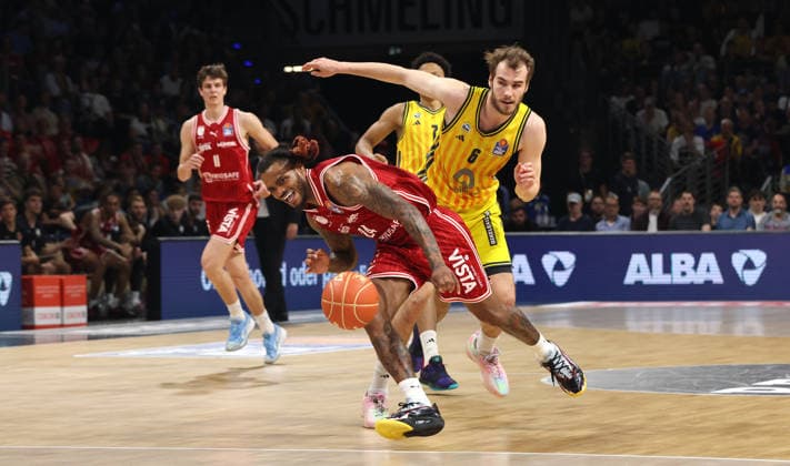 Malte Delow, Cobe Williams on the ball duel Game scene Action Sport Basketball BBL Bundesliga Mens Play Off Semi-Final 5 Game Season 2025 2026 09 06 2026 ALBA Berlin vs BMA365 Bamberg Baskets