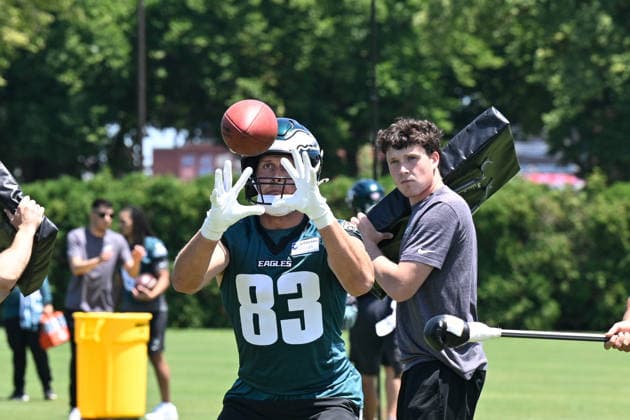 PHILADELPHIA, PA - JUNE 09: Philadelphia Eagles tight end Johnny Mundt 83 catches the ball during the Philadelphia Eagles off season minicamp on June 9th, 2026 at the Jefferson Health Training Complex in Philadelphia, PA. (Photo by Terence Lewis Icon Sportswire) NFL, American Football Herren, USA JUN 09 Philadelphia Eagles Minicamp EDITORIAL USE ONLY Icon260609009